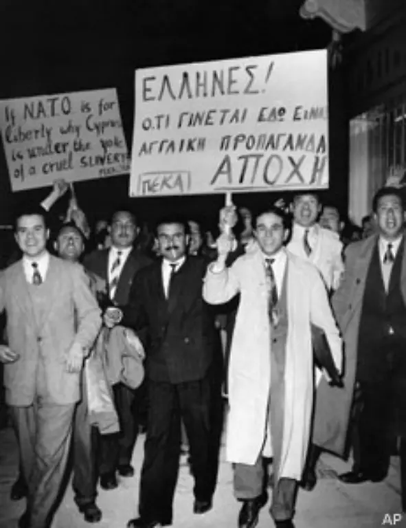 Schon-bald-dehnt-sich-die-NATO-bis-in-die-Aegaeis-und-den-Mittleren-Osten-aus-Griechenland-und-die-Tuerkei-treten-im-Februar-1952-dem-Buendnis-bei