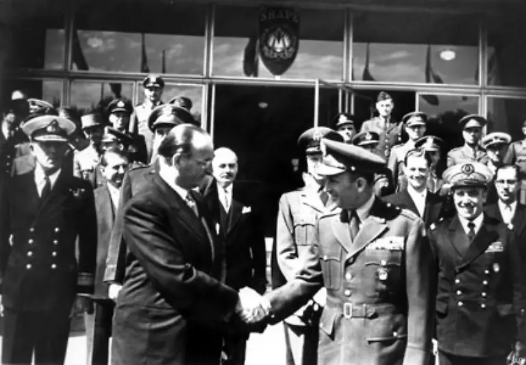 Gegen-massive-franzoesische-Bedenken-plaedieren-US-Strategen-fuer-einen-Beitritt-der-Bundesrepublik-zur-NATO-um-einen-moeglichst-grossen-Verteidigungsraum-und-genuegend-Divisionen-fuer-die-Verteidigung-Westeuropas-zur-Verfuegung-zu-haben