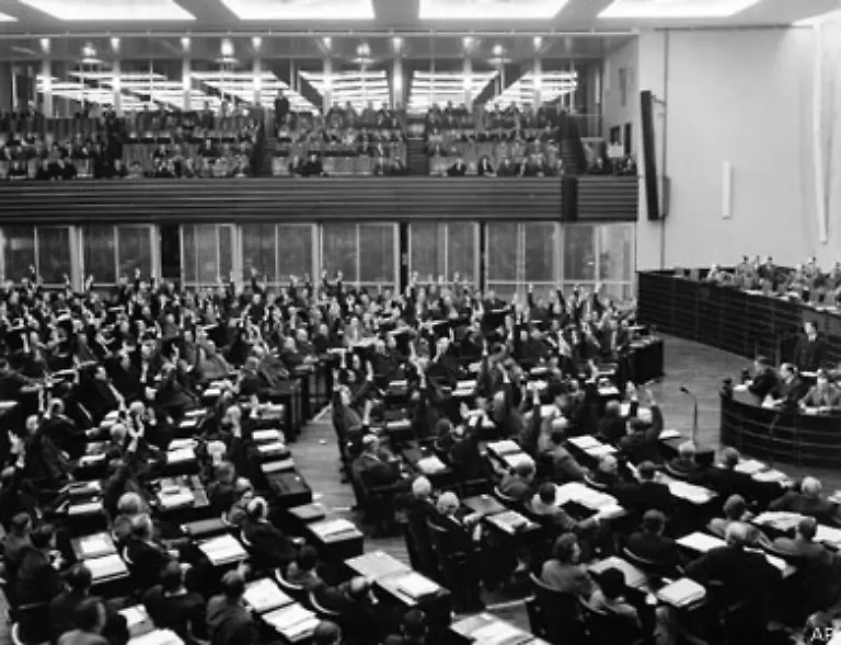 Im-Mai-1955-tritt-die-Bundesrepublik-als-15-Mitglied-der-NATO-bei
