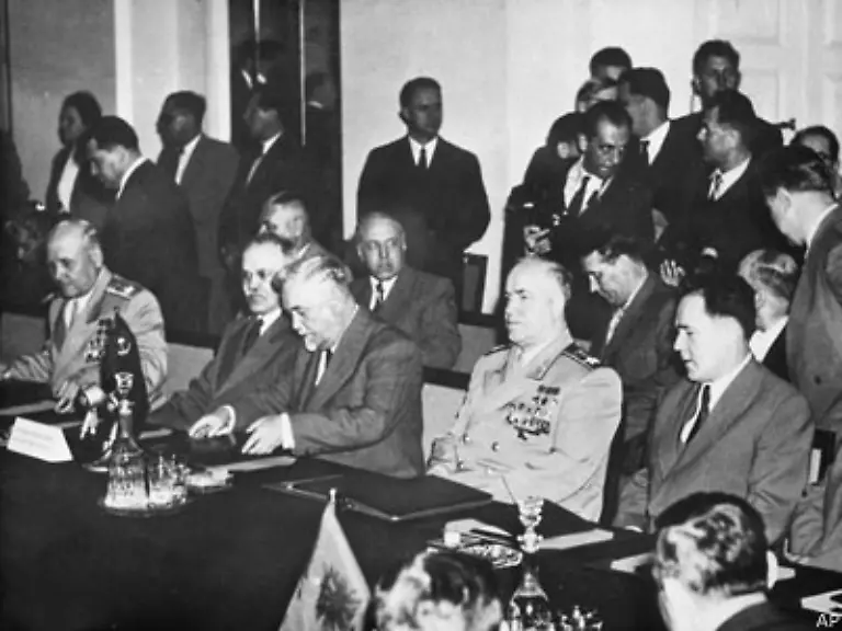 Die-Sowjetunion-kontert-prompt-und-gruendet-noch-im-selben-Monat-den-Warschauer-Pakt-einen-Vertrag-ueber-Freundschaft-Zusammenarbeit-und-gegenseitigen-Beistand-mit-den-anderen-mittel-und-osteuropaeischen-Staaten