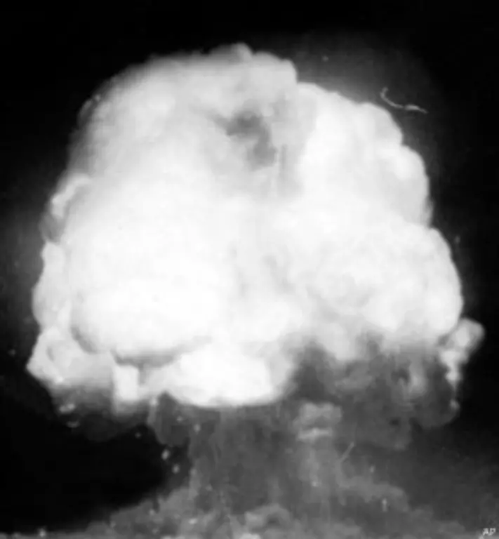 In-den-50er-Jahren-uebernimmt-der-Nordatlantikrat-von-den-USA-die-Strategie-der-massiven-Vergeltung-Im-Falle-eines-Angriffs-auf-Westeuropa-sollen-auch-Nuklearwaffen-eingesetzt-werden-unabhaengig-davon-ob-der-Gegner-dies-auch-tut