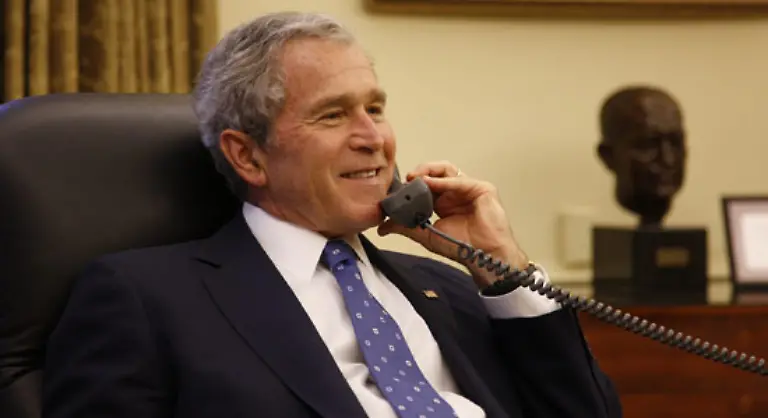 2004-ehrte-US-Praesident-George-W-Bush-die-amerikanische-Ikone-und-Bereicherung-der-Kultur-mit-der-Freiheitsmedaille-dem-hoechsten-zivilen-Orden
