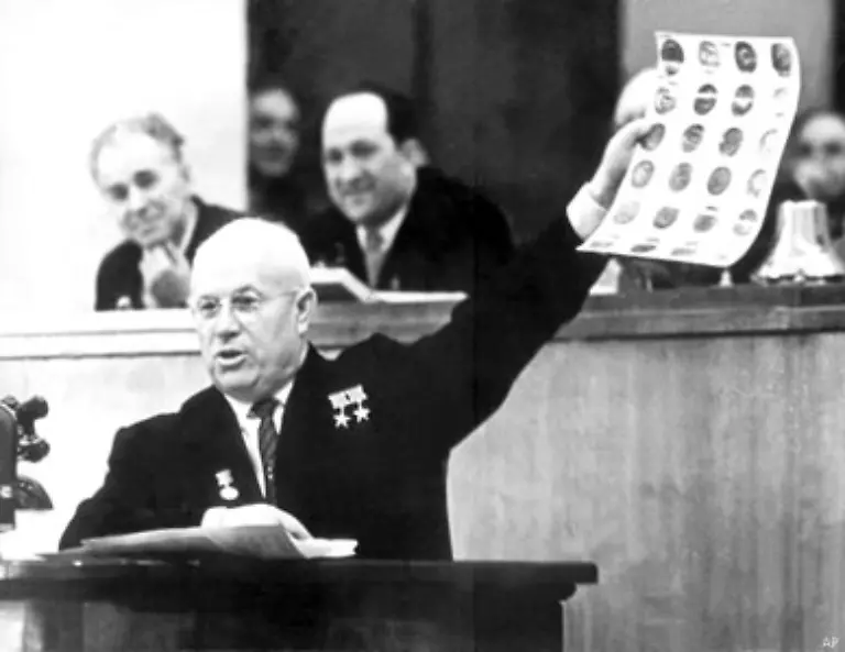 Im-August-1957-erklaert-Kremlchef-Nikita-Chruschtschow-die-UdSSR-verfuege-ueber-erste-nukleare-Interkontinentalwaffen