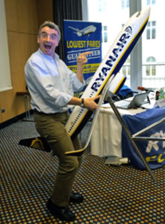 Im-Maerz-2007-bescheinigte-er-den-Konkurrenten-beim-Thema-Emissionshandel-Unfaehigkeit-Das-Problem-ist-dass-die-europaeischen-Fluglinien-von-Idioten-bei-British-Airways-oder-Easyjet-vertreten-werden-die-den-Emissionshandel-befuerworten-so-O-Leary