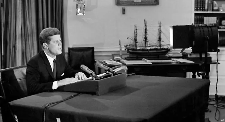 Spaetestens-mit-Beginn-der-60er-Jahre-kann-Moskau-Ziele-in-den-USA-und-Kanada-mit-Kernwaffen-treffen-Die-Raketenluecke-ist-geschlossen-die-USA-haben-ihr-Monopol-fuer-Interkontinentalwaffen-verloren