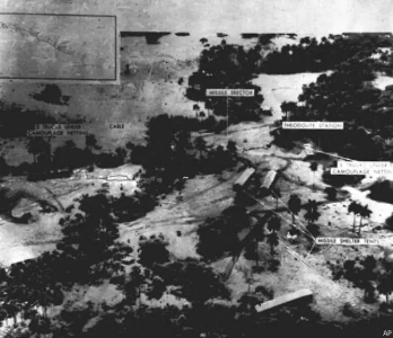 Spaetestens-seit-der-Kuba-Krise-im-Herbst-1962-als-die-Welt-am-Rand-eines-Dritten-Weltkriegs-steht-wird-klar-dass-der-Westen-eine-neue-Strategie-braucht