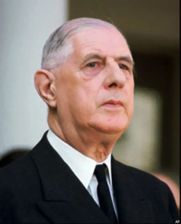Der-franzoesische-Praesident-Charles-de-Gaulle-beobachtet-die-Abhaengigkeit-Europas-vom-schuetzenden-amerikanischen-Nuklearschirm-mit-Missfallen-Im-Maerz-1966-erklaert-Paris-seine-Absicht-sich-vollstaendig-aus-dem-Buendnis-zurueckzuziehen