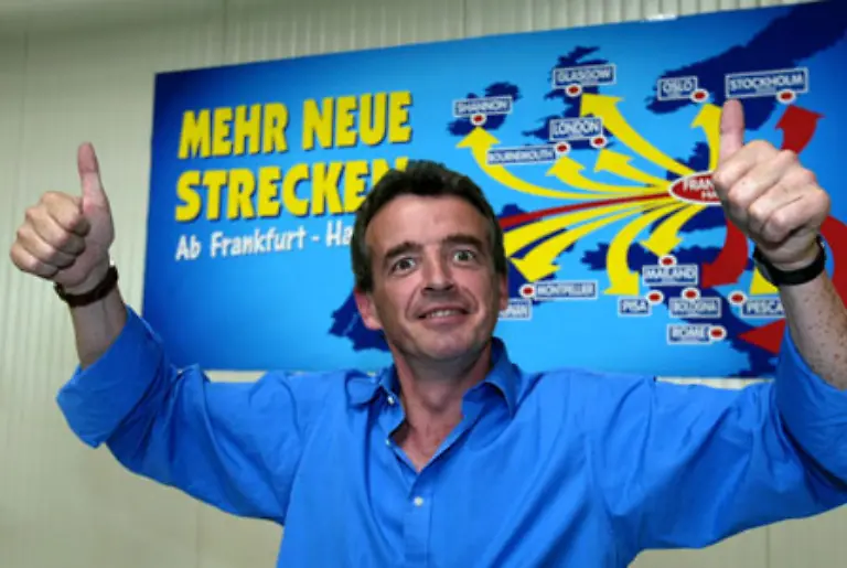 Sitzplatzreservierungen-ab-Ausserdem-nutzte-er-den-Wettbewerb-von-Kleinflughaefen-in-Randregionen-aus-Mit-diesen-Strategien-schaffte-er-es-Ryanair-zum-einzigen-profitablen-Billigflieger-Europas-zu-machen