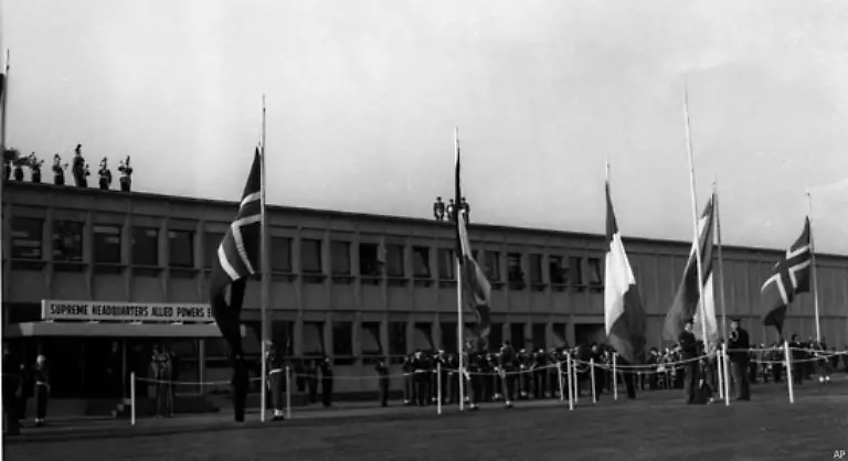 Die-wichtigsten-Institutionen-werden-schon-bald-nach-Belgien-verlegt-im-Oktober-1966-eroeffnet-das-neue-NATO-Hauptquartier-in-Bruessel