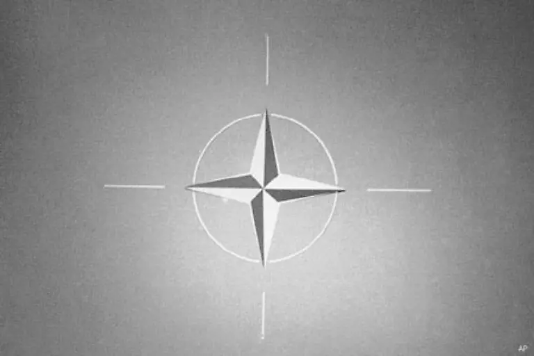 Zugleich-ermoeglicht-er-aber-auch-einen-Strategiewechsel-im-Jahr-1967-den-Paris-womoeglich-blockiert-haette-Weg-von-der-massiven-Vergeltung-hin-zur-flexiblen-Reaktion-einer-abgestuften-nicht-vorhersehbaren-Reaktion-auf-einen-Angriff