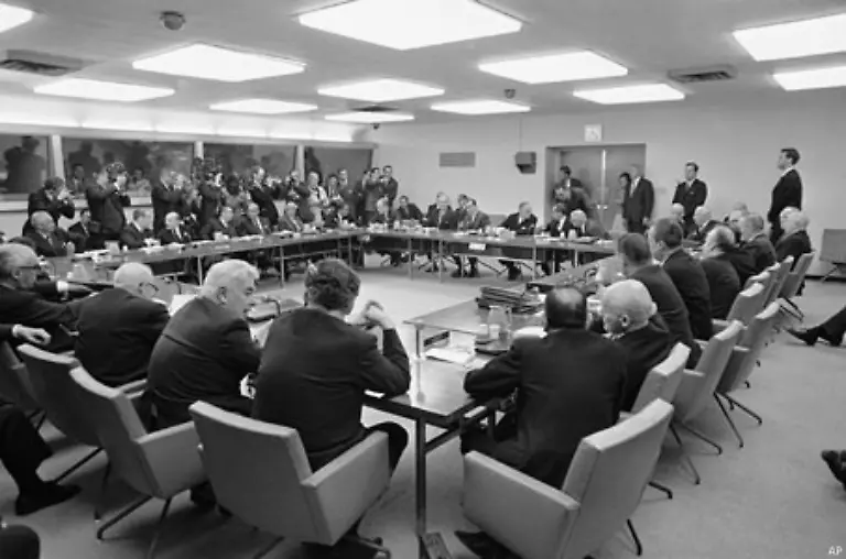 Die-NATO-fuehrt-kuenftig-eine-Doppelstrategie-wie-sie-auch-im-Harmel-Bericht-1967-ueber-kuenftige-Aufgaben-der-Allianz-festgeschrieben-ist