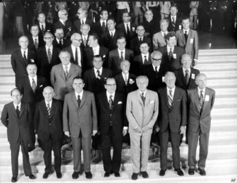 Hoehepunkt-der-Entspannungspolitik-ist-die-KSZE-Schlussakte-von-Helsinki-die-35-Staaten-aus-Ost-und-West-am-1-August-1975-unterzeichnen