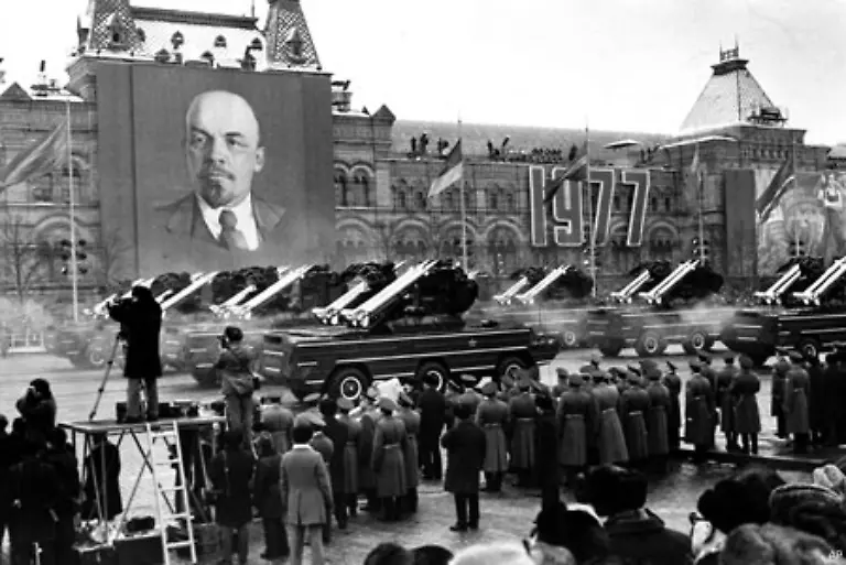 Ende-der-70er-Jahre-ist-die-UdSSR-auf-dem-Zenit-ihrer-militaerischen-Macht-im-Vergleich-zu-den-NATO-Streitkraeften-erreicht-sie-nie-wieder-eine-derartige-militaerische-Stellung