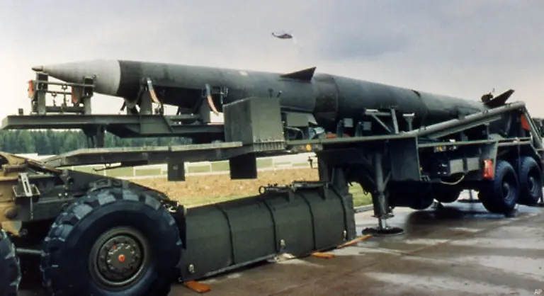 Auf-die-sowjetische-Aufruestungspolitik-reagiert-die-NATO-mit-dem-Doppelbeschluss-am-12-Dezember-1979