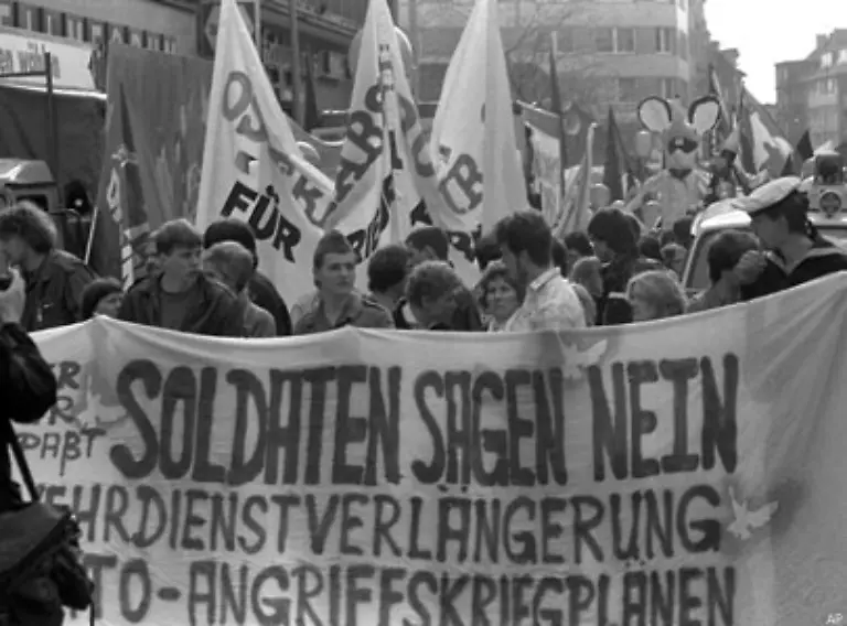 Doch-Ruestungskontrollgespraeche-scheitern-ab-November-1983-werden-gegen-teils-heftigen-Widerstand-einiger-NATO-Laender-Pershing-II-Raketen-und-Marschflugkoerper-in-Westeuropa-stationiert