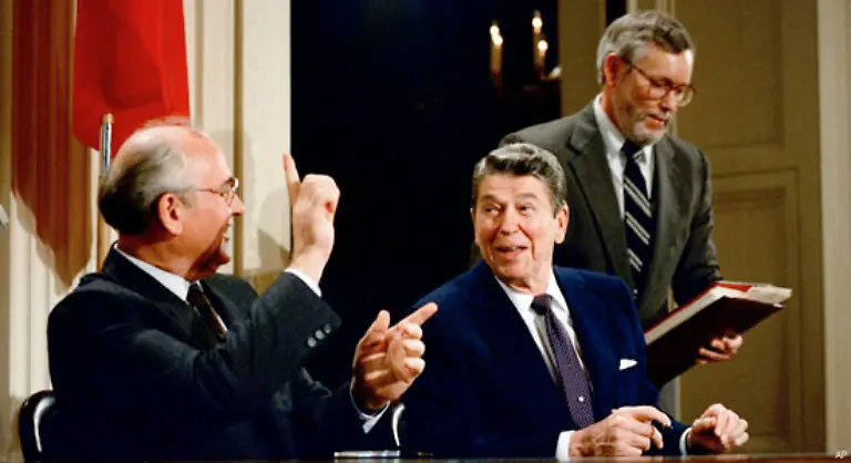 1987-werden-im-Washingtoner-Vertrag-ueber-Mittelstreckenraketen-die-Vernichtung-von-Atomwaffen-besiegelt-sowie-umfangreiche-Kontrollmechanismen-beschlossen