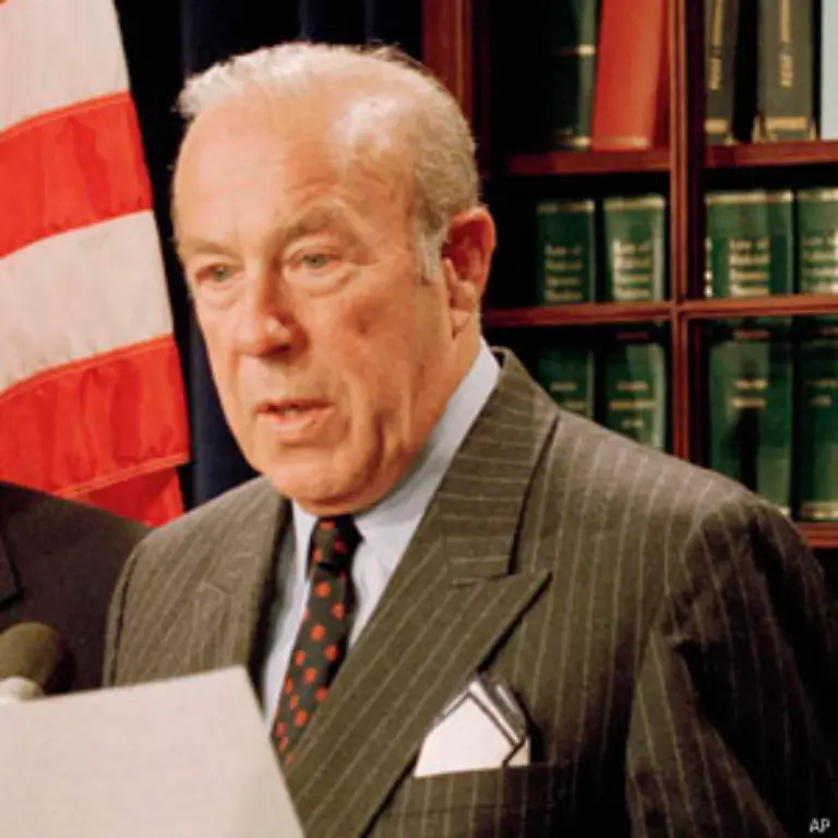 fuer-US-Aussenminister-George-Shultz-ein-bedeutsamer-Einschnitt-Historiker-koennten-dies-spaeter-als-eine-der-feinsten-Stunden-der-NATO-beurteilen