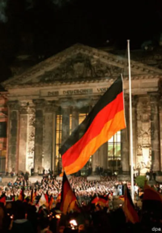 keine-elf-Monate-spaeter-tritt-die-DDR-der-Bundesrepublik-bei