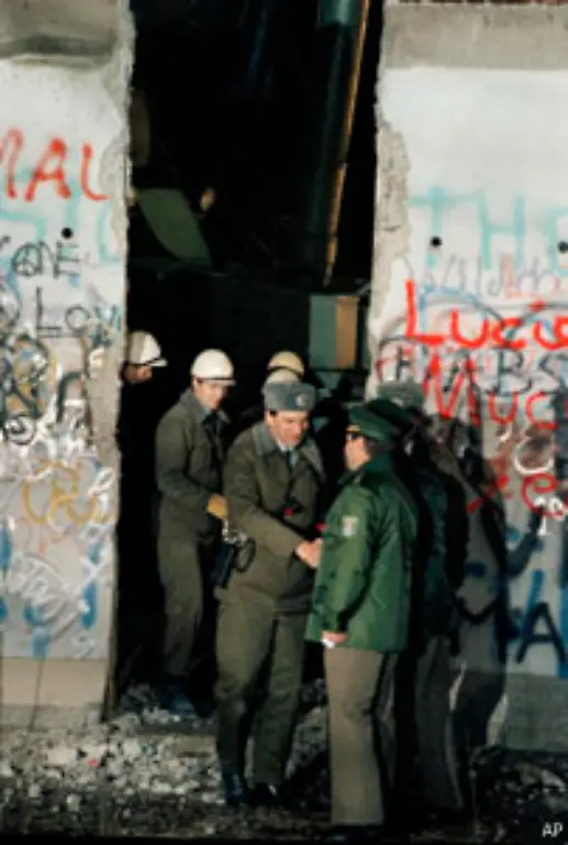 der-Kalte-Krieg-einst-Grund-fuer-die-Bildung-der-NATO-nach-mehr-als-40-Jahren-ein-unerwartet-friedliches-Ende-gefunden