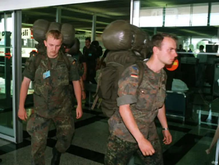 Die-NATO-rueckt-vom-Konzept-der-Vorneverteidigung-ab-und-beschliesst-eine-massive-Verringerung-ihrer-5-700-000-Soldaten