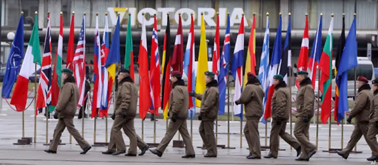 Als-erste-ehemalige-Ostblock-Laender-werden-am-12-Maerz-1999-Polen-Tschechien-und-Ungarn-Mitglieder-der-NATO-Fuer-sie-stellt-das-Buendnis-eine-Art-Lebensversicherung-dar-dass-sie-im-Falle-einer-Aggressionen-nicht-alleine-da-stehen