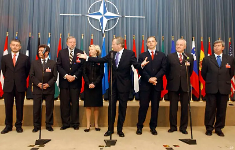 2004-erfolgt-die-zweite-Runde-der-Osterweiterung-Diesmal-treten-Bulgarien-Estland-Lettland-Litauen-die-Slowakei-Slowenien-und-Rumaenien-dem-Buendnis-bei
