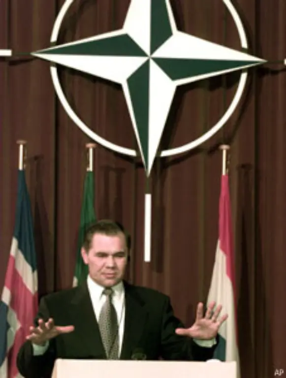 1997-vereinbaren-die-NATO-und-Russland-eine-Grundakte-ueber-gegenseitige-Beziehungen-Zusammenarbeit-und-Sicherheit-sowie-die-Einrichtung-eines-Gemeinsamen-Staendigen-NATO-Russland-Rates