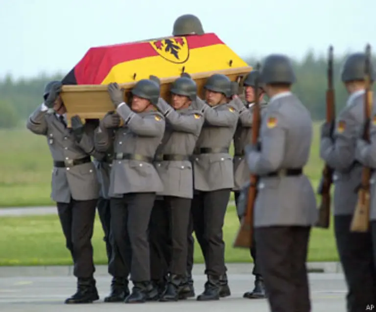 Bundeskanzlerin-Angela-Merkel-nennt-den-bisher-groessten-NATO-Einsatz-mit-tausenden-deutschen-Soldaten-die-wichtigste-aktuelle-Bewaehrungsprobe