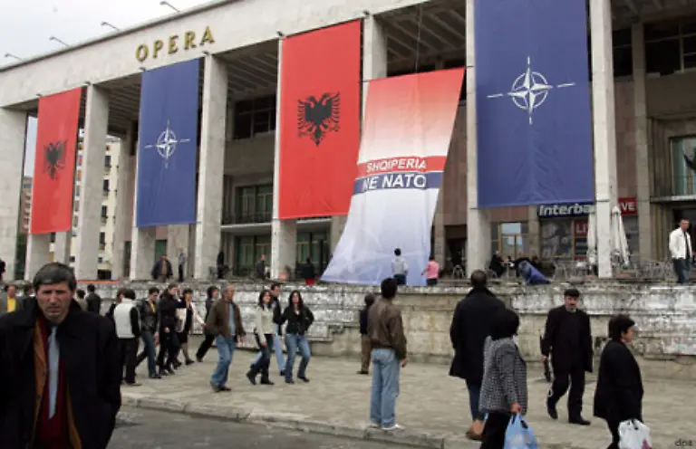 Ein-weiterer-Zankapfel-Die-NATO-Erweiterung-Zwar-treten-Kroatien-und-Albanien-dem-Buendnis-nun-als-27-und-28-Mitgliedsland-feierlich-bei