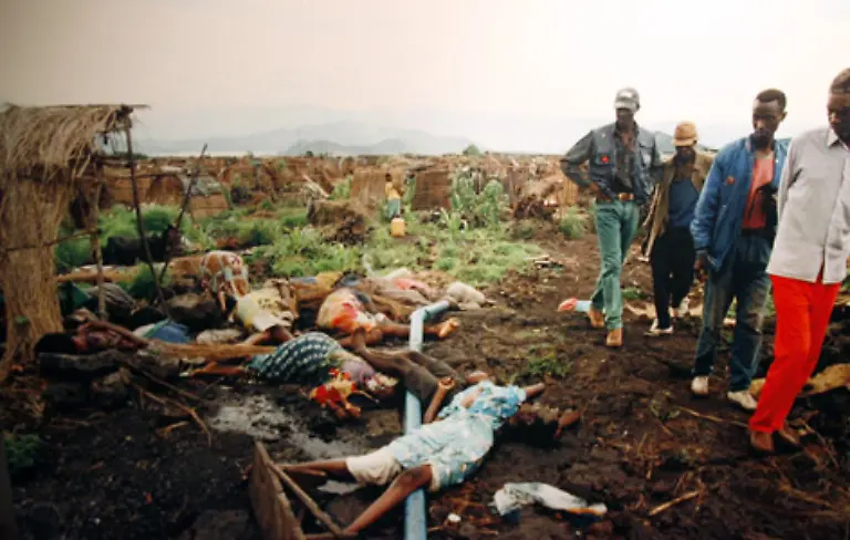 Eine-Welle-von-Hass-und-Gewalt-ueberrollt-1994-Ruanda-100-Tage-lang-wuetet-ein-grausamer-Voelkermord-in-dem-zentralafrikanischen-Staat