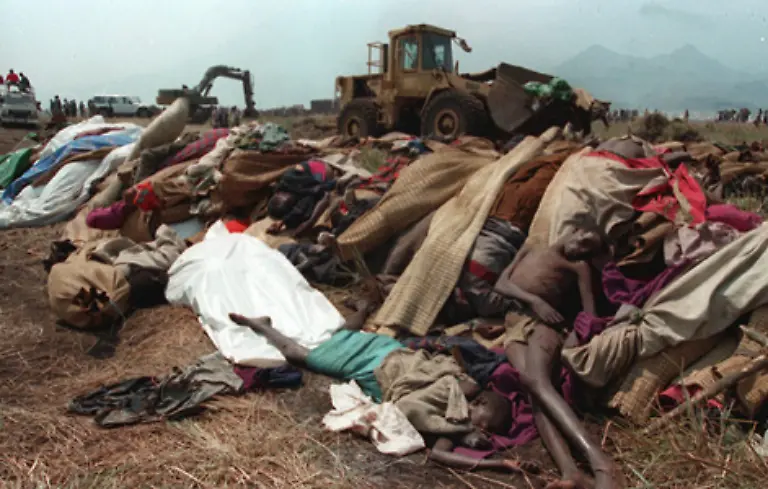 Das-Land-der-tausend-Huegel-wird-vom-Blut-hunderttausender-Menschen-getraenkt