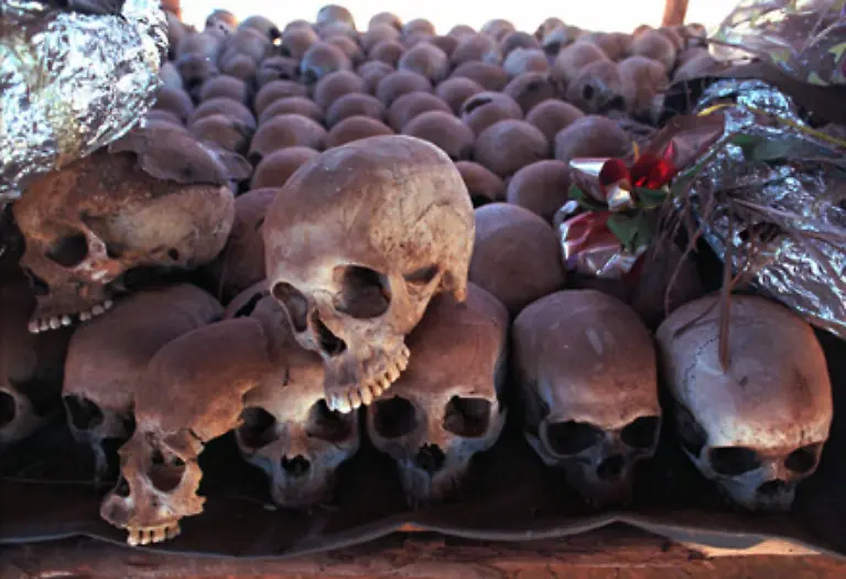 Noch-nie-zuvor-waren-so-viele-Menschen-in-so-kurzer-Zeit-ermordet-worden-Mindestens-800-000-Menschen-fallen-dem-Genozid-zum-Opfer-Manche-Schaetzungen-gehen-von-ueber-einer-Million-Toten-aus