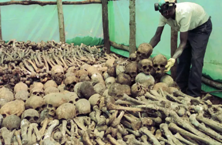 Im-Schnitt-sterben-damit-rund-8000-Menschen-an-einem-Tag-Schaetzungen-zufolge-werden-rund-zwei-Drittel-der-Tutsi-Bevoelkerung-ermordet