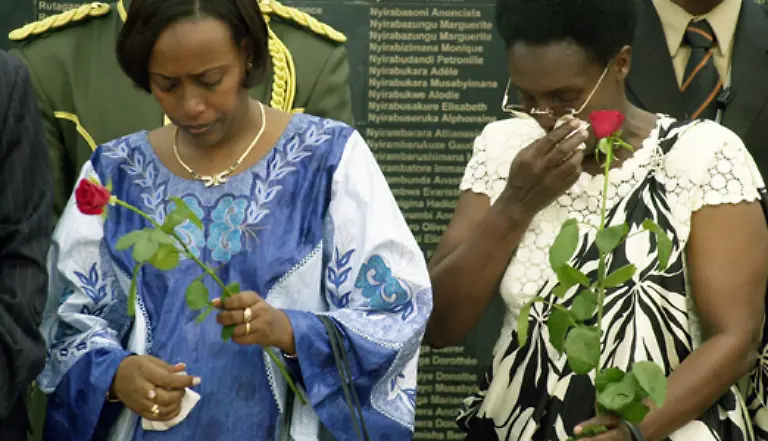 Bis-heute-sind-die-Wunden-der-schrecklichen-Taten-nicht-verheilt-hier-ein-Bild-vom-Gedenktag-2004