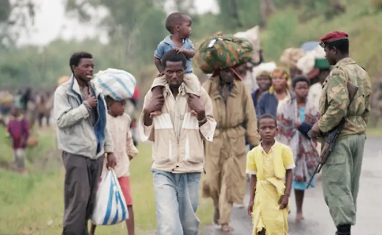 Das-Attentat-ist-bis-heute-nicht-eindeutig-aufgeklaert-Sicher-ist-Nur-Stunden-nach-dem-Vorfall-beginnen-Mitglieder-einer-radikalen-Hutu-Miliz-mit-der-Jagd-auf-Angehoerige-der-Tutsi-denen-sie-die-Schuld-am-Tod-des-Hutu-Praesidenten-geben
