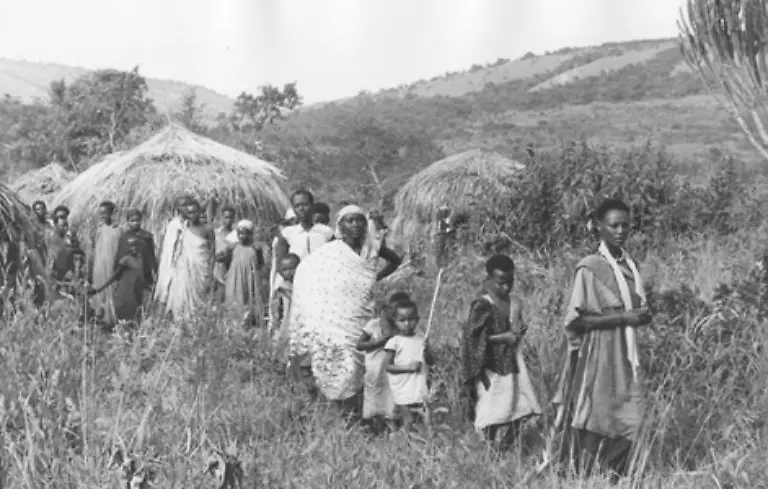 Die-Differenzierung-der-beiden-Volksgruppen-geht-noch-auf-die-vorkoloniale-Zeit-im-19-Jahrhundert-zurueck-und-wurde-durch-die-soziale-Stellung-insbesondere-den-Vieh-Besitz-definiert