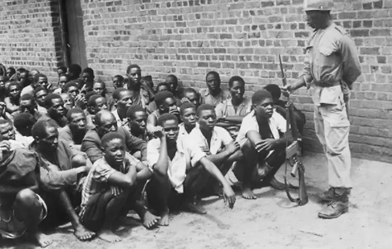 Doch-die-Kolonialherren-interpretierten-die-koerperlichen-Unterschiede-zwischen-Bauern-und-Besitzenden-als-Rassenunterschiede-und-befoerderten-diese-um-die-Machtstrukturen-der-herrschenden-Tutsi-fuer-sich-zu-nutzen