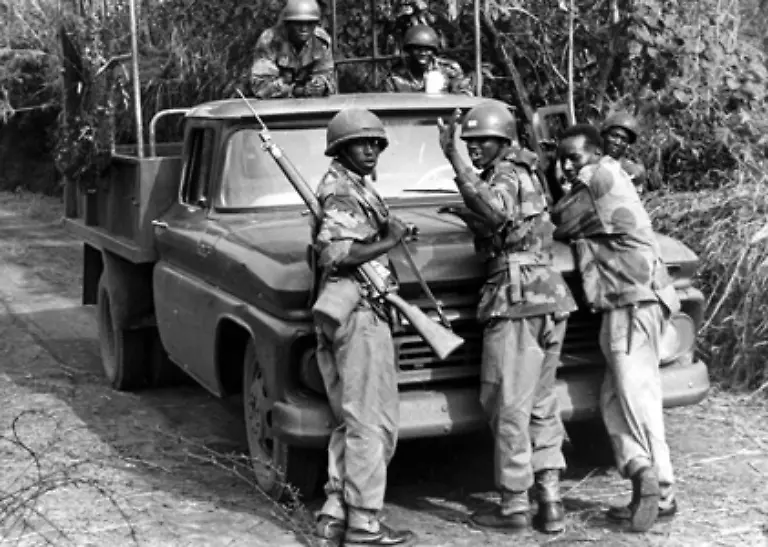 Als-mit-der-Unabhaengigkeit-Ruandas-die-Hutus-die-Macht-im-Land-uebernehmen-setzen-sich-die-seit-Ende-der-50er-Jahre-aufflammenden-Uebergriffe-auf-die-Tutsi-fort