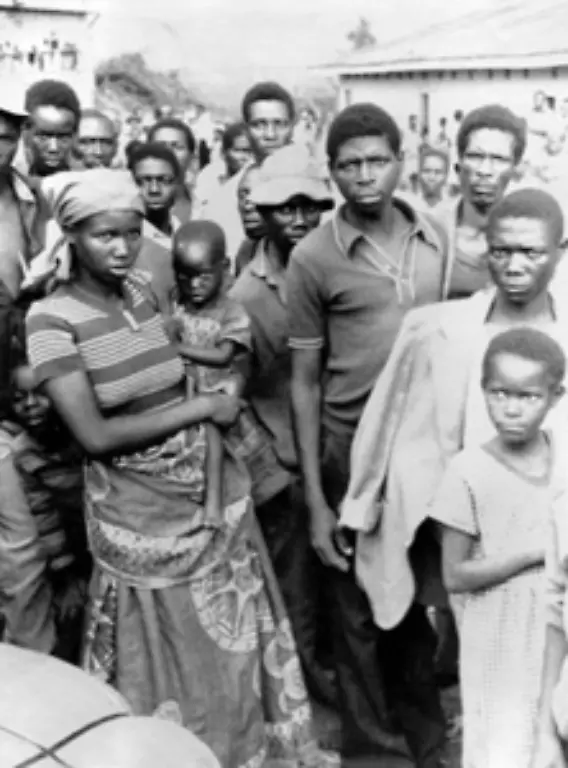 Tutsi-werden-von-der-regierenden-Hutu-Partei-als-politische-Suendenboecke-missbraucht-Uebergriffe-teils-staatlich-gefoerdert-und-toleriert-Zehntausende-von-ihnen-fliehen-ueber-die-Jahre-ins-benachbarte-Ausland