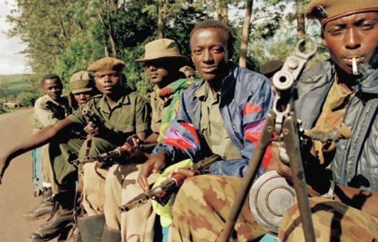 Anfang-der-90er-Jahre-leben-Schaetzungsweise-600-000-Tutsi-Fluechtlinge-in-Ruandas-Nachbarstaaten-Ihre-Rebellenarmee-veruebt-seit-den-60er-Jahren-immer-wieder-Angriffe-auf-Ruanda-Der-Widerstand-im-Exil-formiert-sich