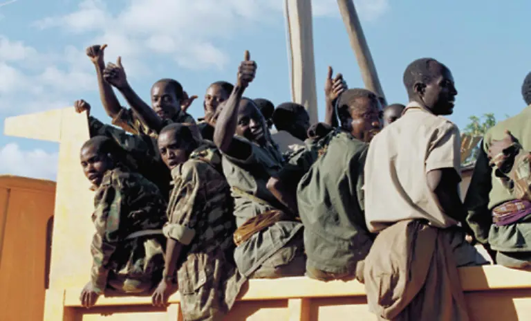 Die-militaerischen-Erfolge-der-RPF-zwingen-Ruandas-Praesidenten-Juvenal-Habyarimana-1993-zum-Friedensvertrag-von-Arusha-der-den-Waffenstillstand-unter-UN-Beobachtung-besiegeln-und-Tutsi-in-die-Regierung-einbinden-soll