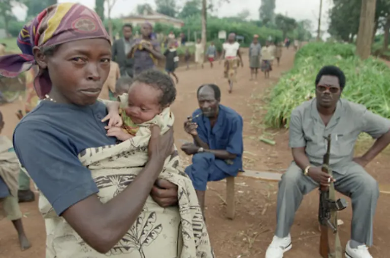 Spaetestens-Anfang-1994-existieren-Listen-von-Tutsi-und-moderaten-Hutu-es-gibt-Berichte-ueber-geheime-Waffenlager-Hinweise-auf-den-bevorstehenden-Genozid