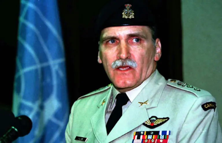 Romo-Dallaire-Kommandant-der-5000-Mann-starken-UN-Friedenstruppen-in-Ruanda-erhaelt-die-Anordnung-bewaffnete-Auseinandersetzungen-zu-vermeiden-und-sich-nicht-in-den-Konflikt-einzumischen