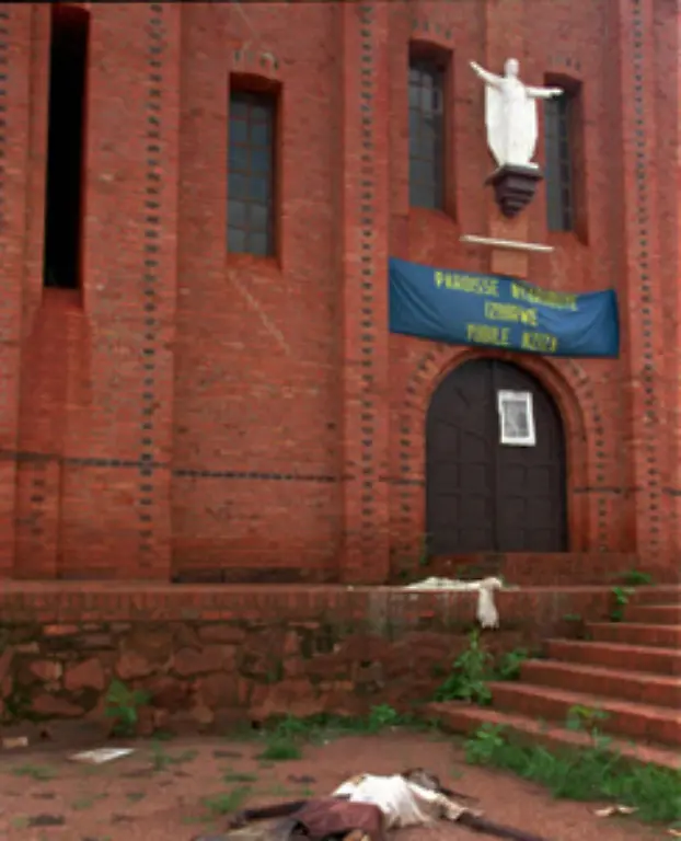 Die-Verfolgten-suchen-Zuflucht-in-Kirchen-und-Kloestern-in-Schulen-oder-in-Gebaeuden-in-denen-die-UN-Friedenstruppen-stationiert-sind-Doch-es-gibt-Priester-und-Bischoefe-die-den-Moerdern-die-Kirchentueren-oeffnen