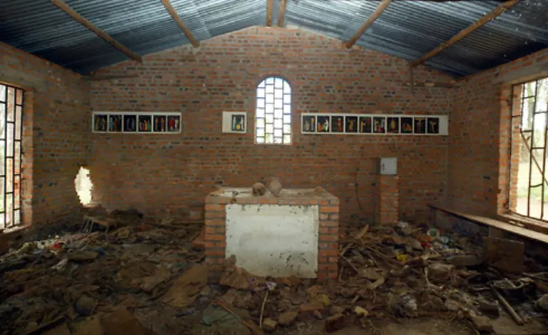 Tausende-werden-in-Gotteshaeusern-niedergemetzelt-Sie-schossen-mit-Maschinengewehren-in-die-Menge-schildert-ein-Ueberlebender-ein-solches-Kirchenmassaker-spaeter