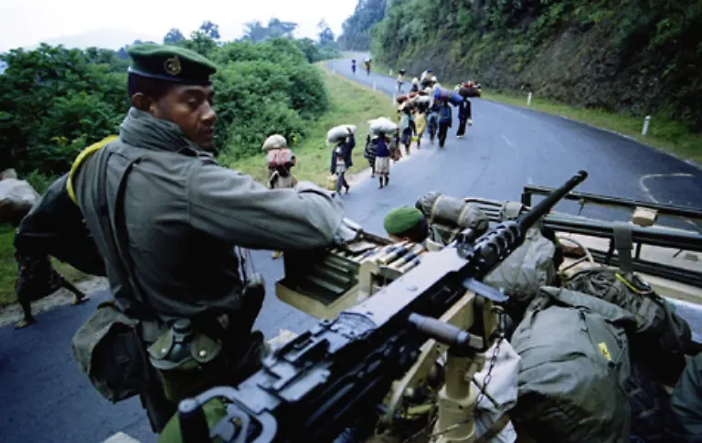 Frankreich-erhaelt-am-22-Juni-schliesslich-vom-UN-Sicherheitsrat-das-Mandat-zur-Intervention-In-Suedwestruanda-sollen-die-Franzosen-einen-sicheren-Korridor-einrichten