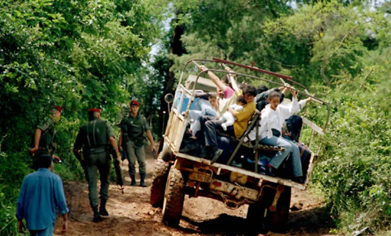 Denn-die-Hutu-Regierung-ist-ein-enger-Verbuendeter-Frankreichs-Ruandas-Militaer-wird-von-Frankreich-ausgeruestet-und-trainiert