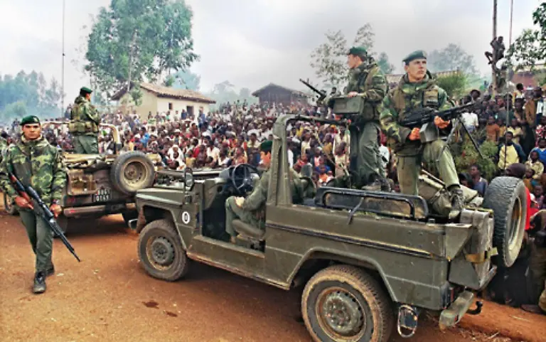 So-sollen-franzoesische-Soldaten-gemeinsam-mit-Ruandern-an-Strassensperren-kontrolliert-und-Tutsi-festgenommen-und-misshandelt-haben-Zudem-soll-der-sichere-Korridor-der-Franzosen-dem-Ziel-gedient-haben-Hutu-Milizen-zu-schuetzen
