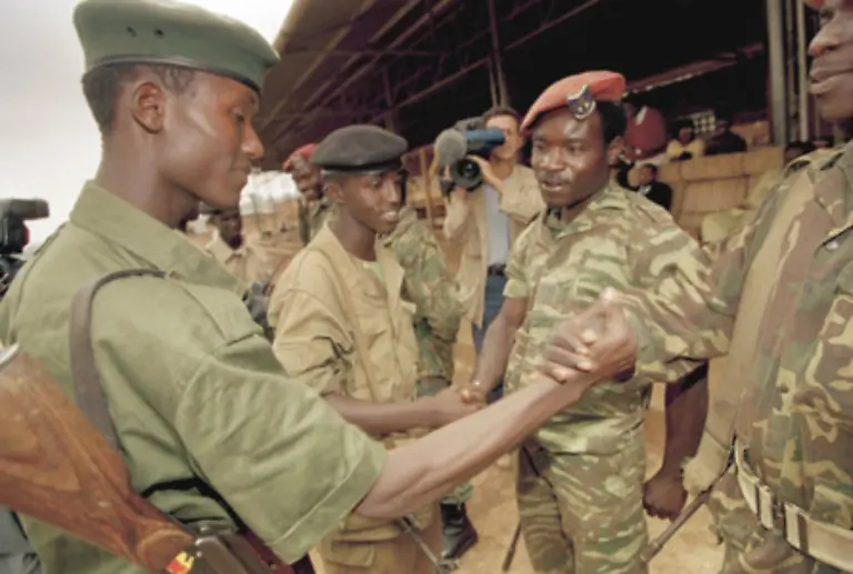 Am-Ende-sind-es-nicht-auslaendische-Truppen-die-den-Massenmord-stoppen-sondern-Ruander-Exil-Tutsi-der-RPF-marschieren-erneut-von-Uganda-aus-in-Ruanda-ein