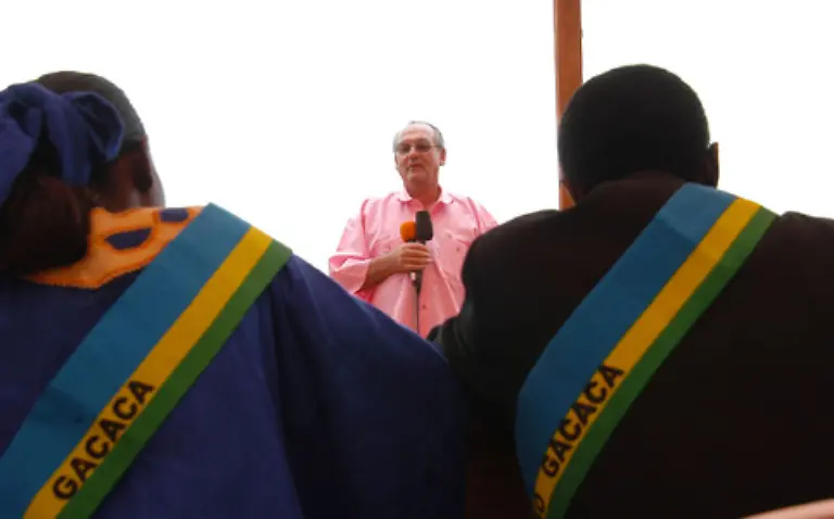 und-fuer-Taeter-aus-dem-Volk-in-Ruanda-in-so-genannten-Gacaca-Gerichten-statt